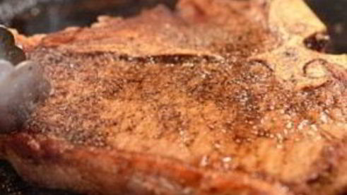 стейк на кости с зеленым маслом