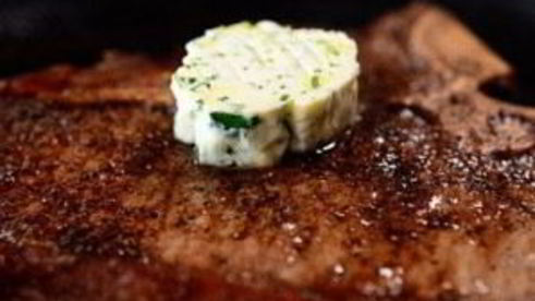 стейк на кости с зеленым маслом