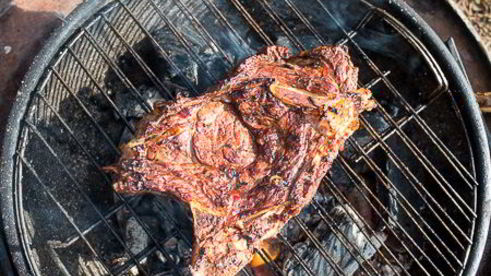 стейк на косточке на углях