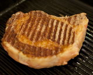 Стейк на сковороде-гриль