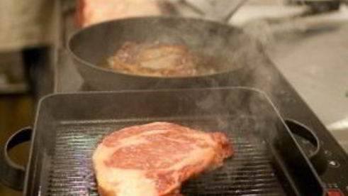 стейк на сковороде-гриль