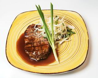 Стейк рибай с соусом демиглас