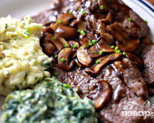 Стейк с грибным соусом и сливочным шпинатом