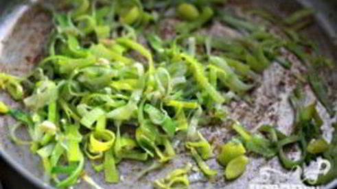 стейк с грибным соусом и сливочным шпинатом