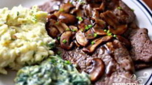 стейк с грибным соусом и сливочным шпинатом