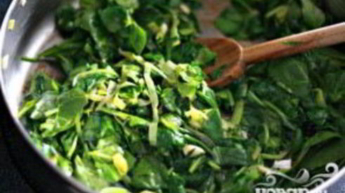 стейк с грибным соусом и сливочным шпинатом