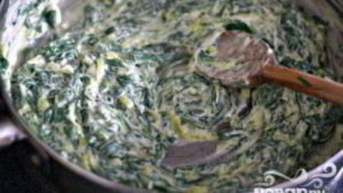 стейк с грибным соусом и сливочным шпинатом