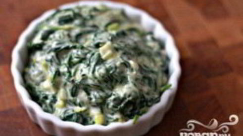 стейк с грибным соусом и сливочным шпинатом