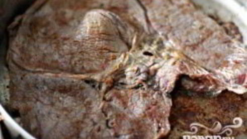 стейк с грибным соусом и сливочным шпинатом