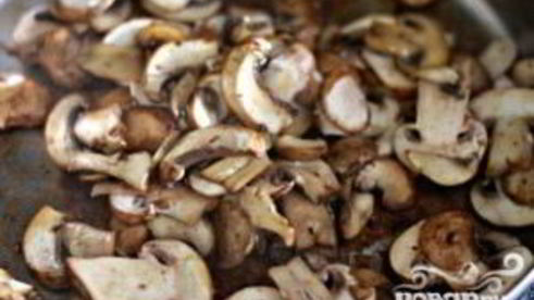 стейк с грибным соусом и сливочным шпинатом