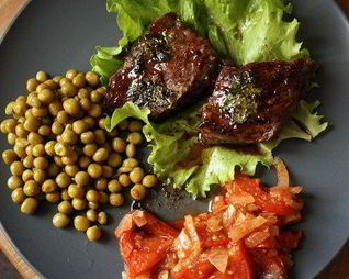 Стейк с мятой и бальзамическим уксусом