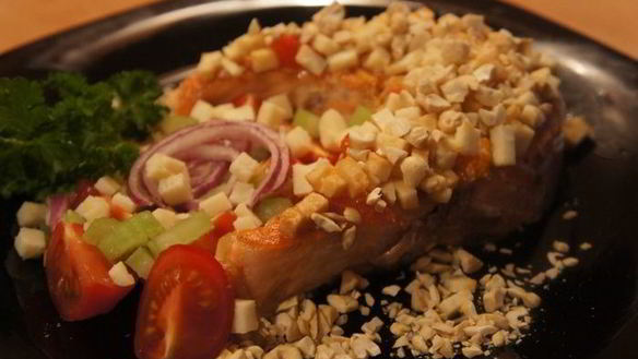 Рецепт Стейк семги с козьим сыром и кешью