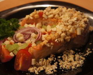 Стейк семги с козьим сыром и кешью