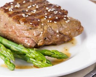 Стейк со спаржей