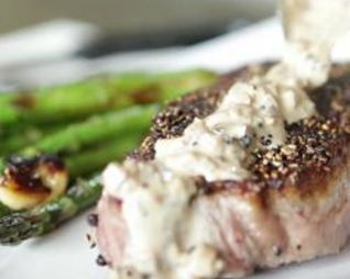 Стейк в перце с луковым соусом