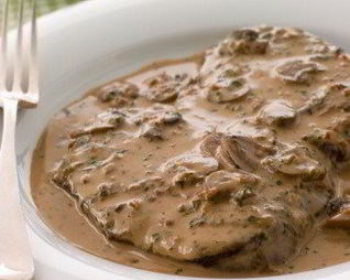 Стейки из говядины под грибным соусом с голубым сыром