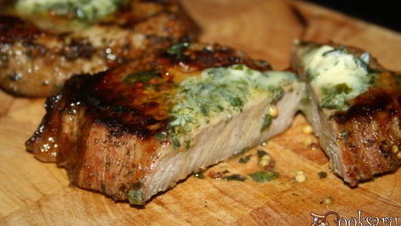 Рецепт Стейки из говядины с тархуновым сливочным маслом на мангале на дощечке