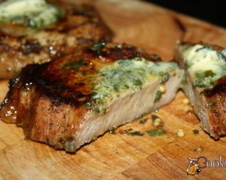 Стейки из говядины с тархуновым сливочным маслом на мангале на дощечке