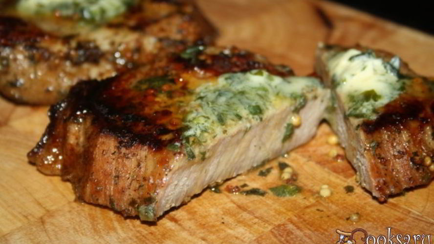 Рецепт стейки из говядины с тархуновым сливочным маслом на мангале на дощечке