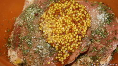 стейки из говядины с тархуновым сливочным маслом на мангале на дощечке