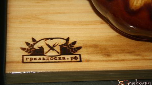 стейки из говядины с тархуновым сливочным маслом на мангале на дощечке