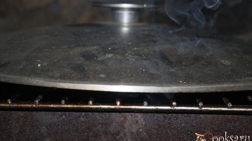 стейки из говядины с тархуновым сливочным маслом на мангале на дощечке