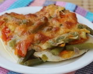 Стейки из куриного филе с овощами под сыром