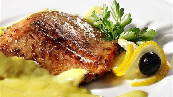 Рецепт Стейки из лосося на гриле с травяным соусом из мяты и базилика