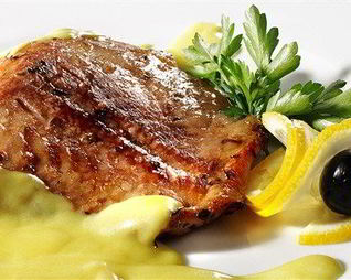 Стейки из лосося на гриле с травяным соусом из мяты и базилика