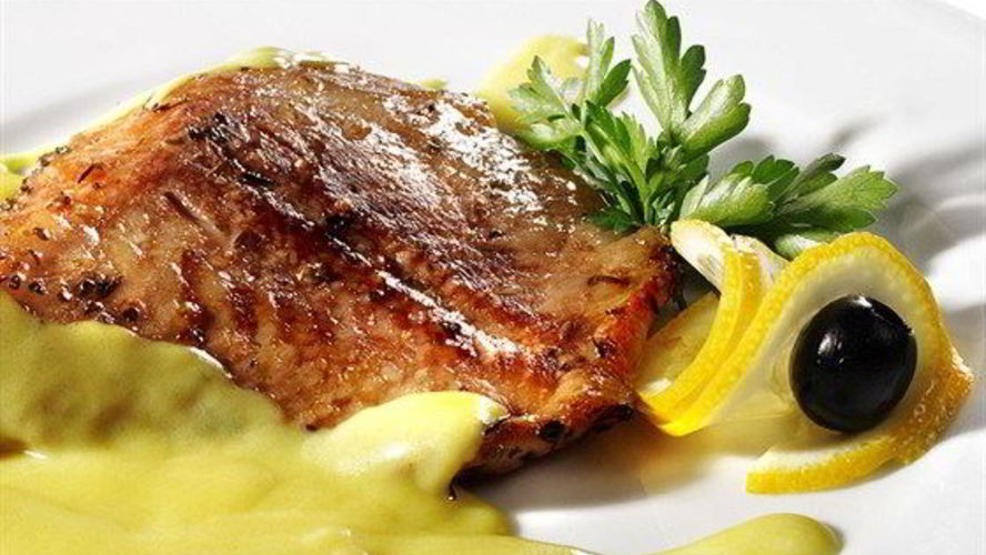 Рецепт стейки из лосося на гриле с травяным соусом из мяты и базилика