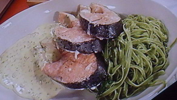 Рецепт Стейки лосося на зеленых тальятелле под щавелевым соусом