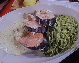 Стейки лосося на зеленых тальятелле под щавелевым соусом