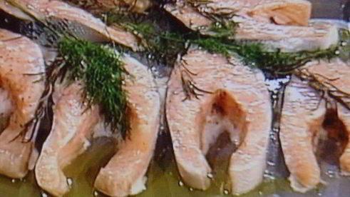 стейки лосося на зеленых тальятелле под щавелевым соусом