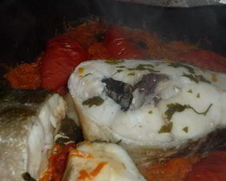 Стейки трески под овощным маринадом