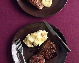 Стейки в винном соусе