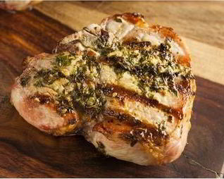 Свиной стейк на гриле в травяном маринаде