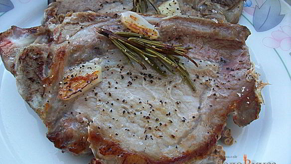 Рецепт Свиные стейки с розмарином и чесноком жареные без масла