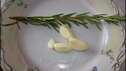 свиные стейки с розмарином и чесноком жареные без масла