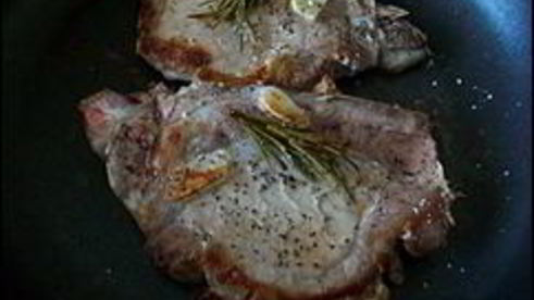 свиные стейки с розмарином и чесноком жареные без масла
