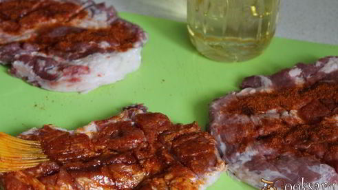 свиные стейки в паприке