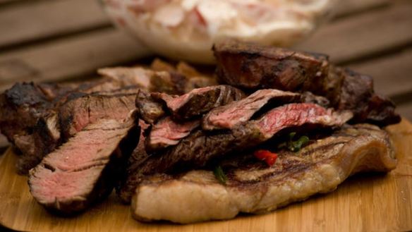 Рецепт Три вида стейков и томатный салат