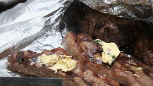 три вида стейков и томатный салат