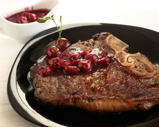 Вишневый соус и стейк ти-бон