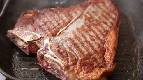 вишневый соус и стейк ти-бон