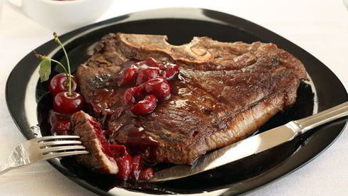 вишневый соус и стейк ти-бон