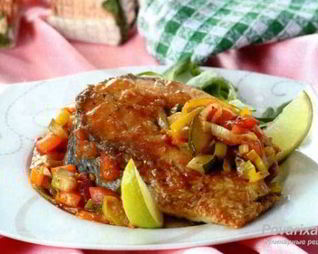 Жареные стейки кефали с овощами