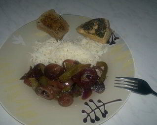 Свинина Прованс и гарнир из белого риса и обжареных в бальзамике перца и лука