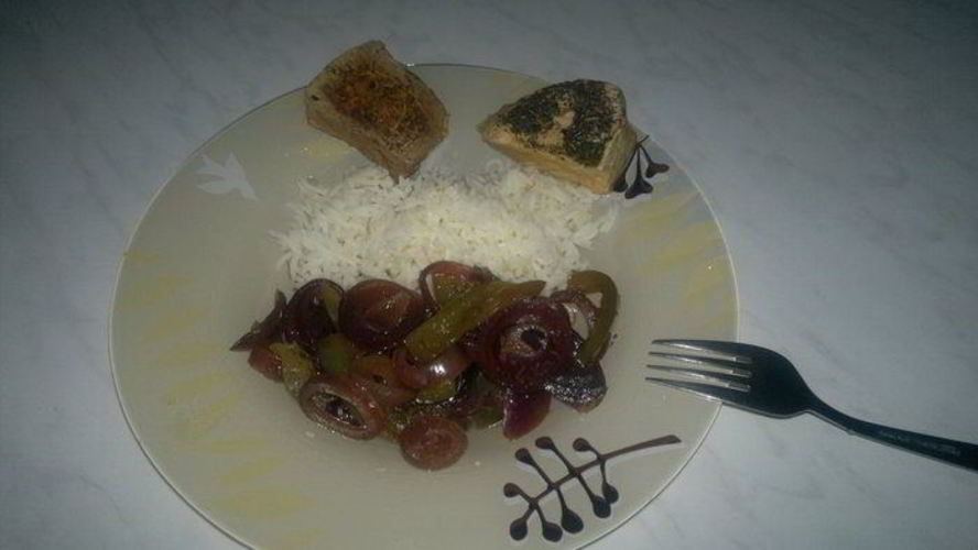 Рецепт свинина прованс и гарнир из белого риса и обжареных в бальзамике перца и лука