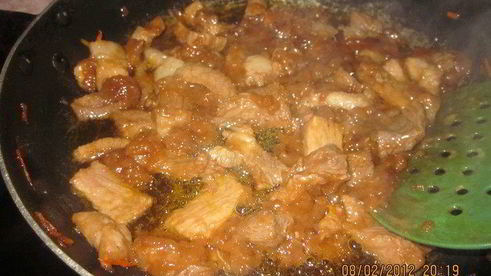 свинина в кисло-сладком соусе с жареным рисом на гарнир — ужин родом из китая