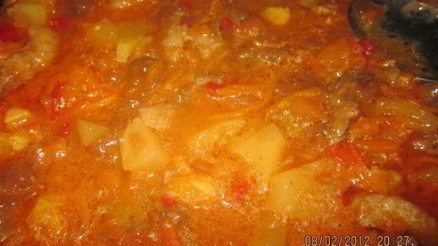 свинина в кисло-сладком соусе с жареным рисом на гарнир — ужин родом из китая